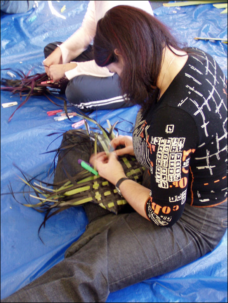 weaving the dyed flax