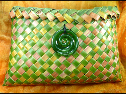 photo of kete with plaited top edge