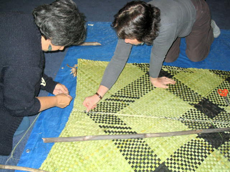 image of Ali weaving whariki